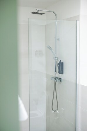 Shower, free toiletries, towels, shampoo