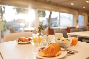 Daily buffet breakfast for a fee