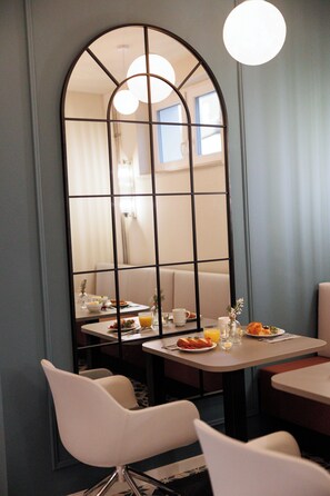 Dagelijks ontbijtbuffet (EUR 16 per persoon)