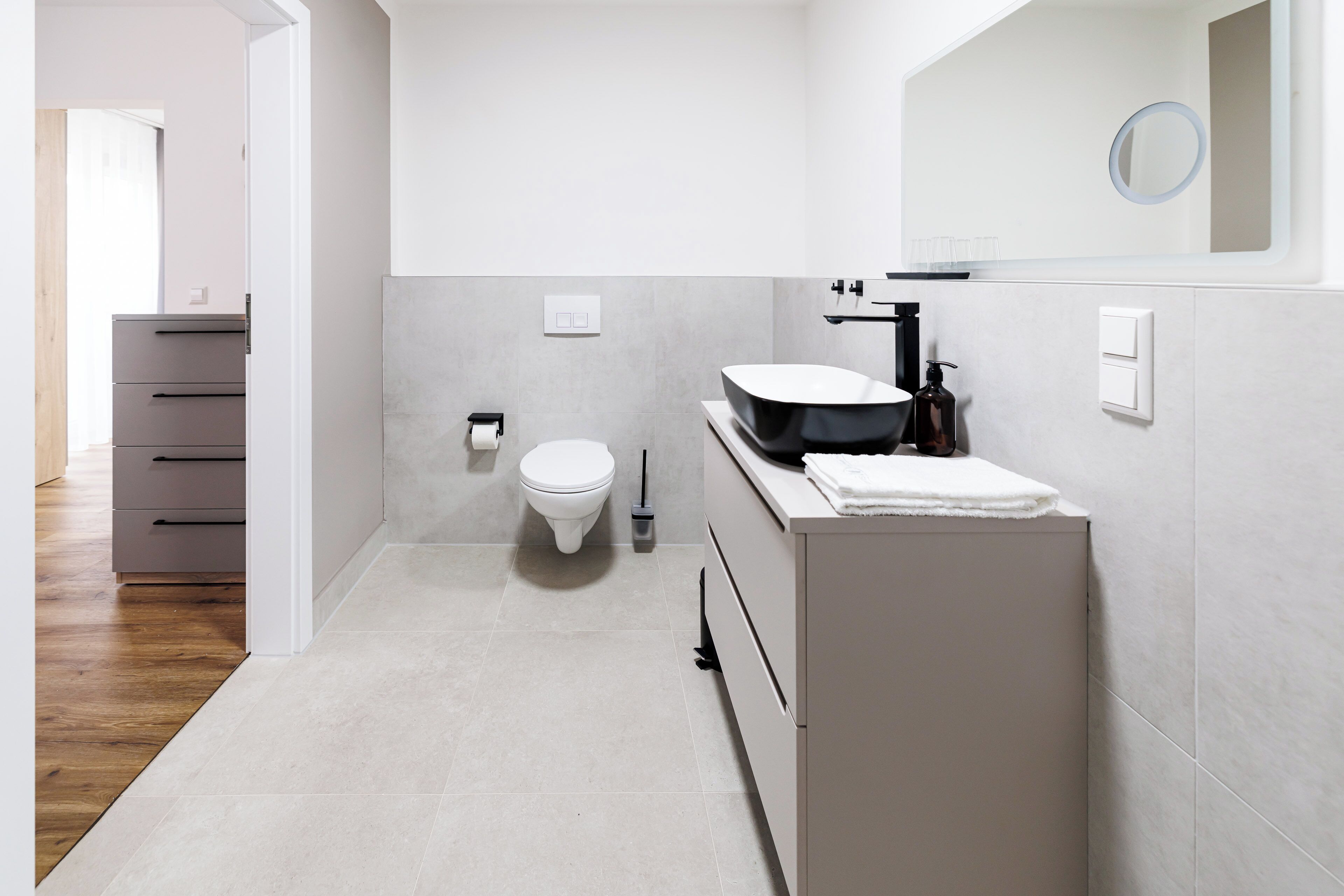 Comfort-Einzelzimmer | Badezimmer | Dusche, kostenlose Toilettenartikel, Handtücher, Shampoo