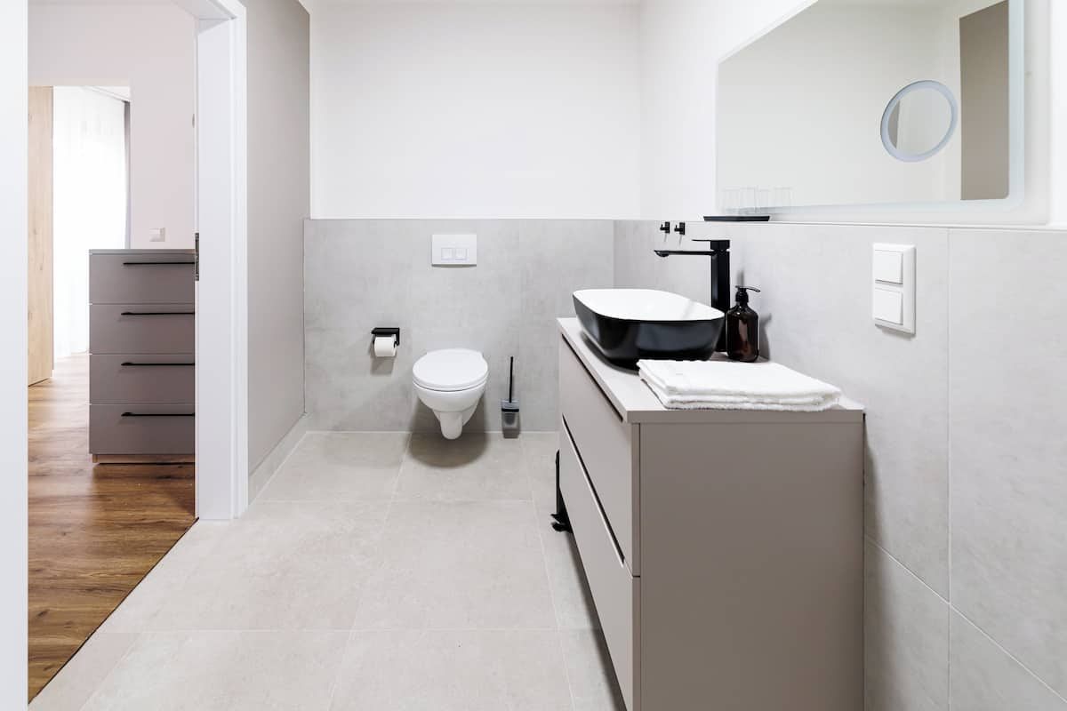 Comfort-Einzelzimmer | Badezimmer | Dusche, kostenlose Toilettenartikel, Handtücher, Shampoo