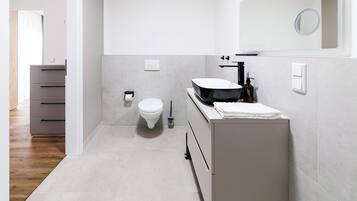 Comfort Single Room | Bathroom | Shower, free toiletries, towels, shampoo