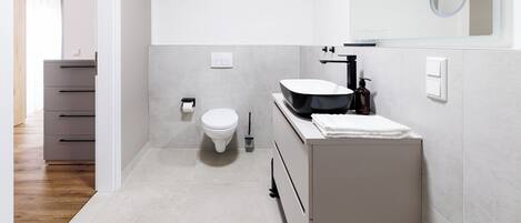 Comfort eenpersoonskamer | Badkamer | Een douche, gratis toiletartikelen, handdoeken, shampoo