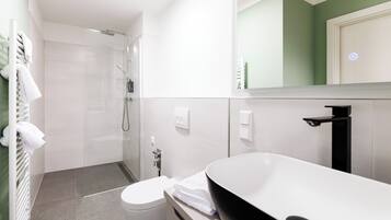 Shower, free toiletries, towels, shampoo
