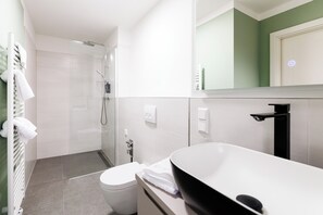 Shower, free toiletries, towels, shampoo - Kurpark Suites (Bad Salzuflen)