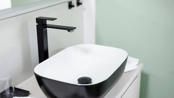 Douche, articles de toilette gratuits, serviettes fournies, shampoing