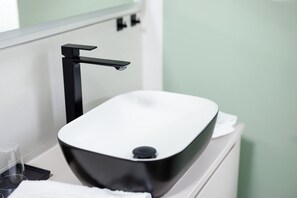 Een douche, gratis toiletartikelen, handdoeken, shampoo