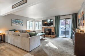 Älytelevisio, takka, kirjoja