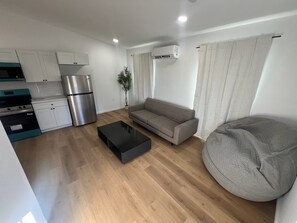 Living area - 2-bedroom apartment in a beautiful Charlotte area close to uptown (Charlotte)