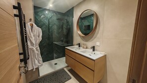 Shower, towels, soap, toilet paper - House with garden • Calm - Near Paris & Disney (Sucy-en-Brie)