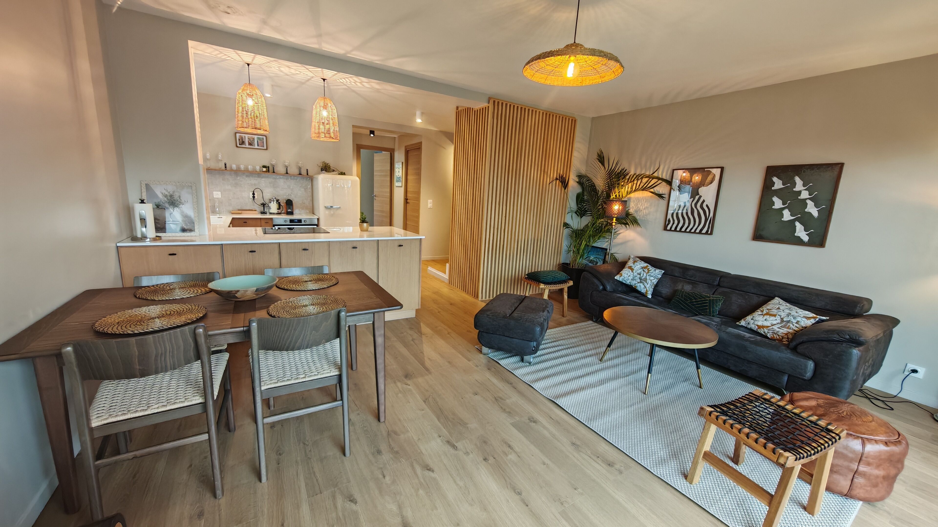Et moderne køkken med spiseområde, sofa og sofabord.