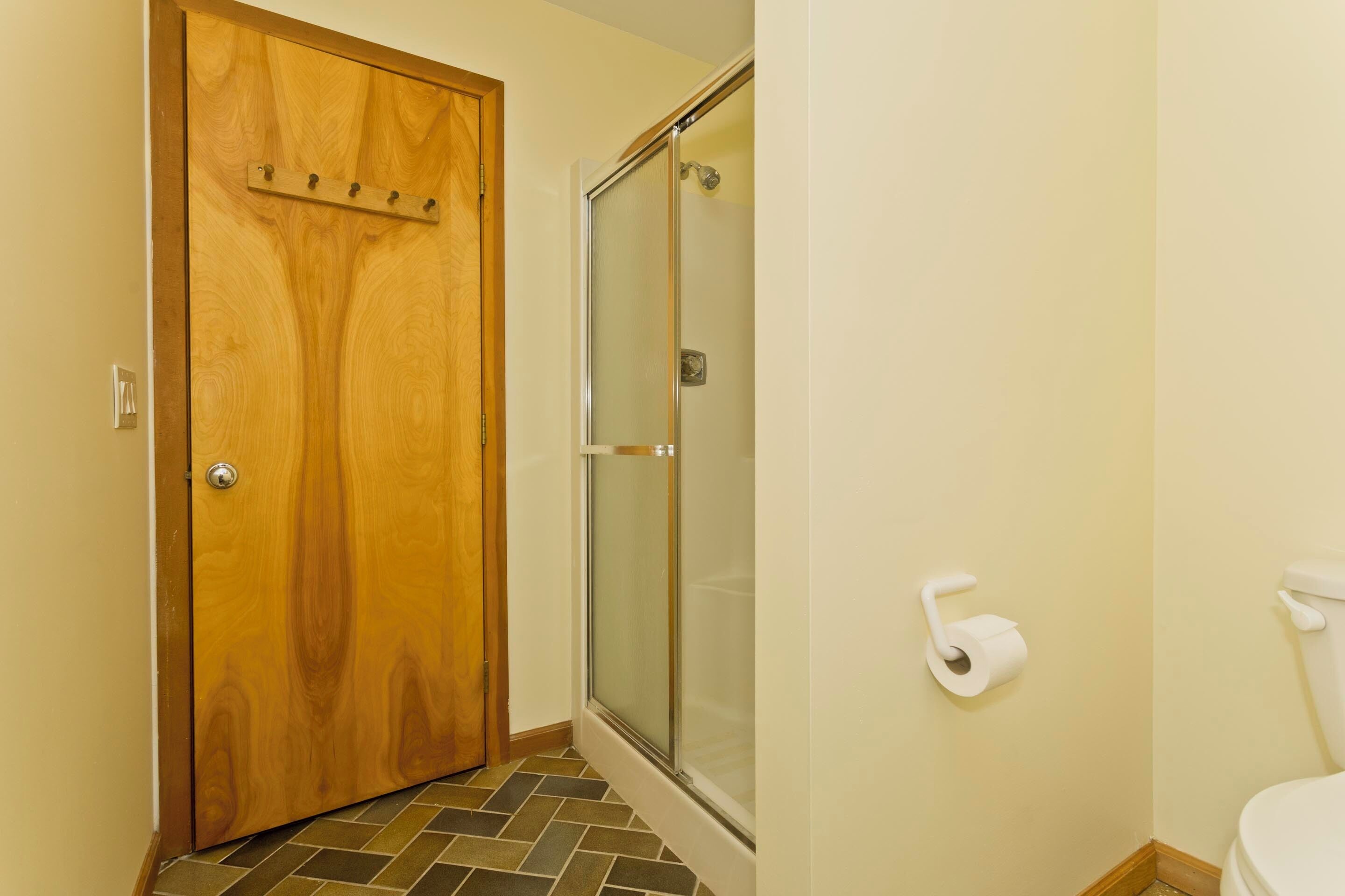 Haartrockner, Handtücher, Seife, Toilettenpapier