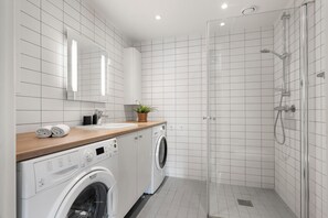 Een haardroger, handdoeken, zeep, toiletpapier