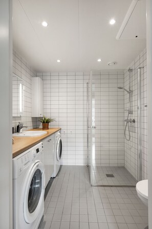 Een haardroger, handdoeken, zeep, toiletpapier