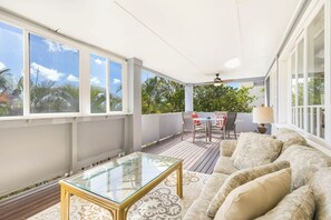 Outdoor dining - Hale Ho‘omalie- Peaceful Mānoa Valley Retreat near UH (Honolulu)