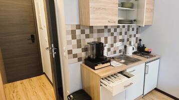 Comfort Apartment, Courtyard View | Private kitchen