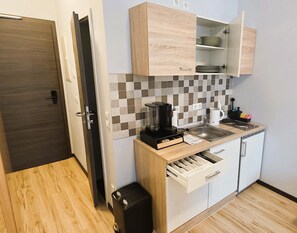 Apartamento conforto, vista para o pátio | Cozinha privada | Geladeira grande, cooktop, lava-louças