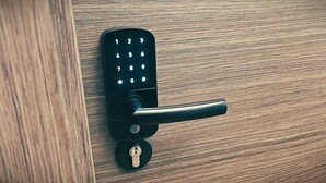 A modern door with a numeric keypad lock and a keyhole. - UNEA Aparthotel Leipzig (Leipzig)