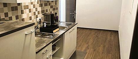 Apartmen mit Gemeinschaftsbad und Küche | Eget kjøkken | Kjøleskap, kokeplater, oppvaskmaskin og kjøkkenutstyr