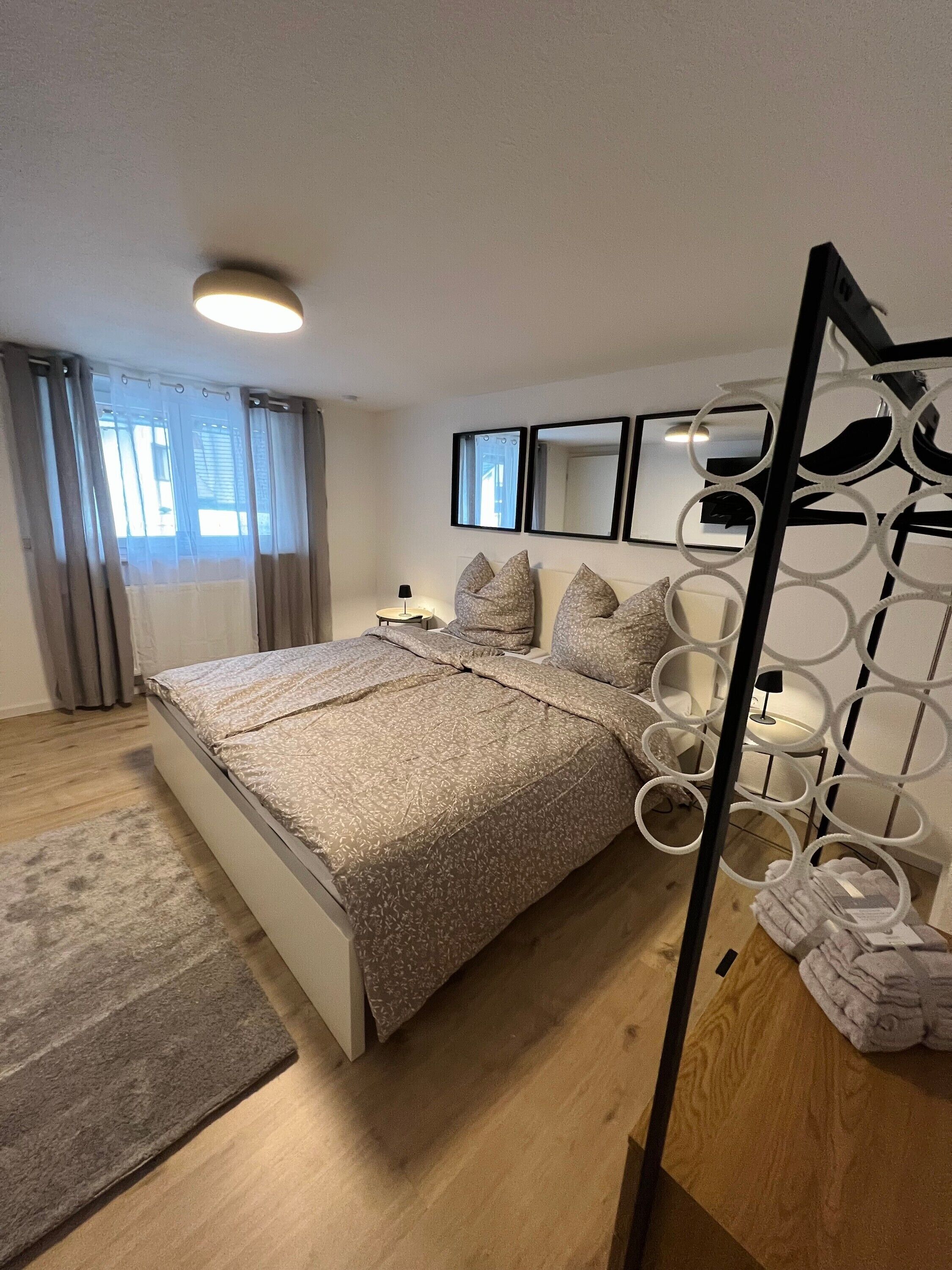 Tabla de planchar con plancha, wifi, ropa de cama