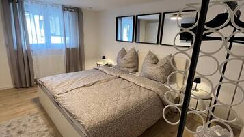 Tabla de planchar con plancha, wifi, ropa de cama