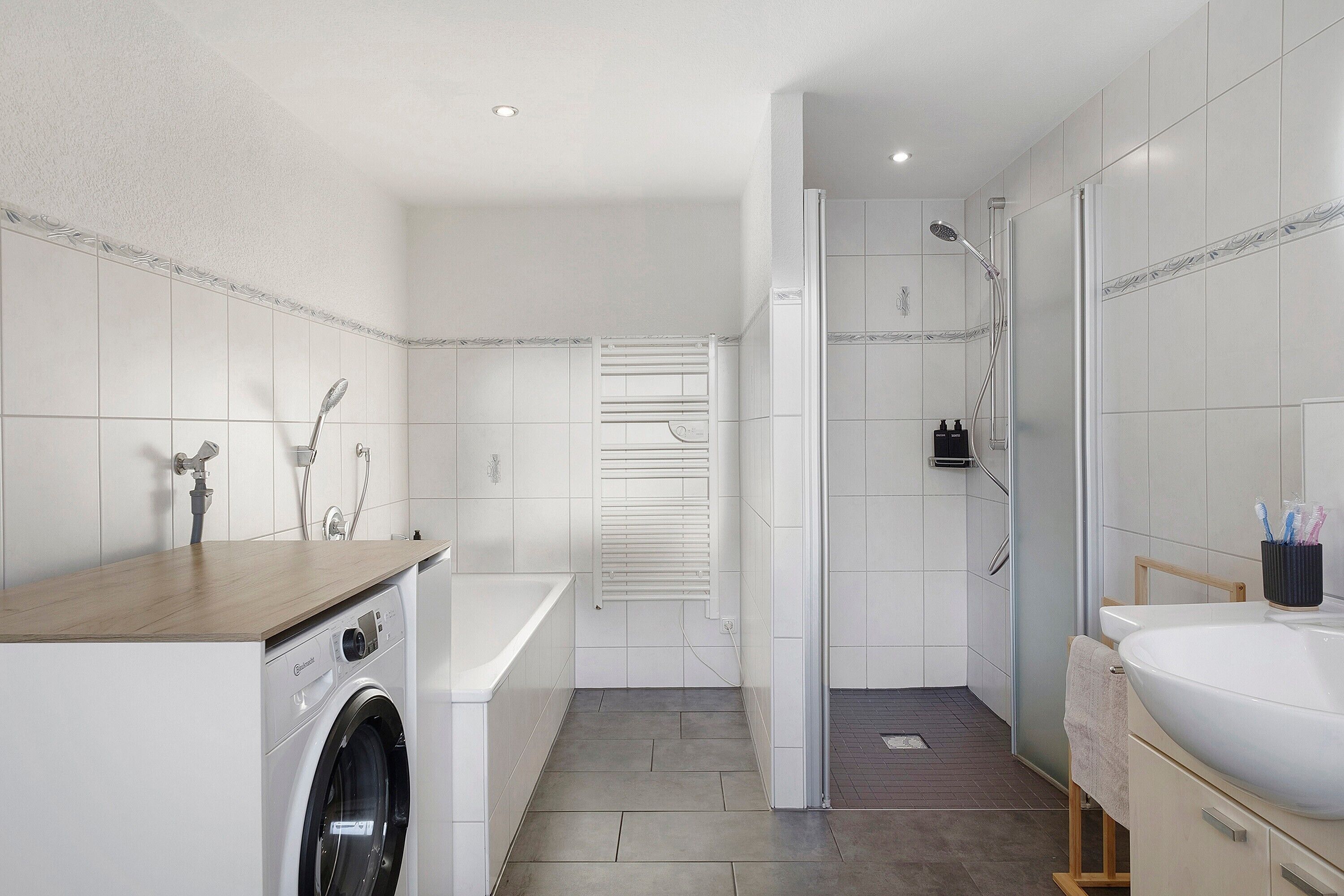 Shower, hair dryer, towels