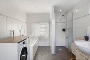 Regadera, secadora de cabello, toallas 