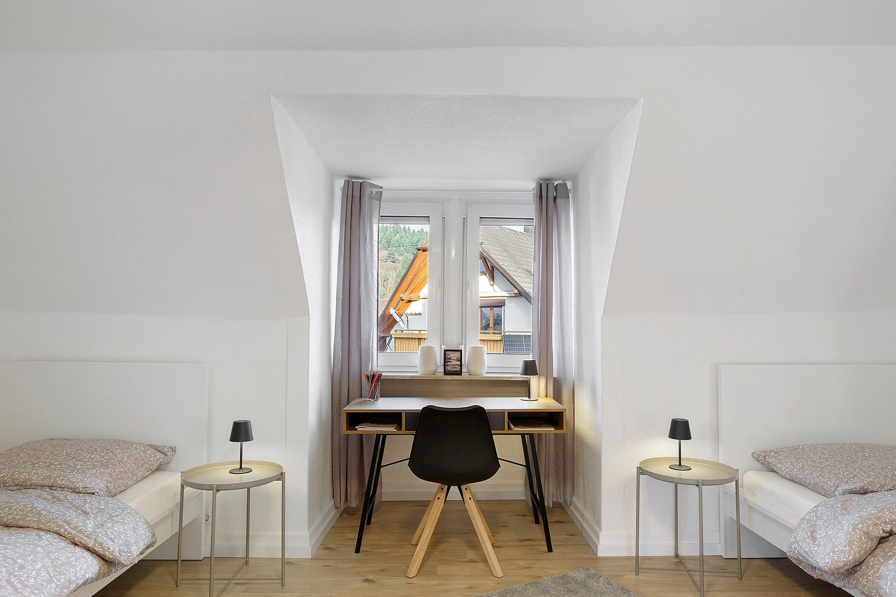 Tabla de planchar con plancha, wifi y ropa de cama 