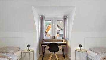 Tabla de planchar con plancha, wifi y ropa de cama