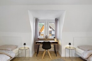 Tabla de planchar con plancha, wifi y ropa de cama 