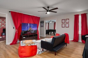 Smart TV, ping pong - Magic & Muggles: Private Pool/Spa, BBQ, Game Room! (Kissimmee)