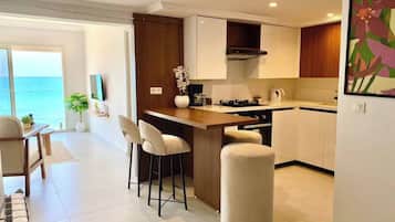 Apartamento, 2 quartos, sacada | Sala de jantar