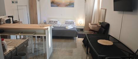 WiFi (無料)、ベッドシーツ