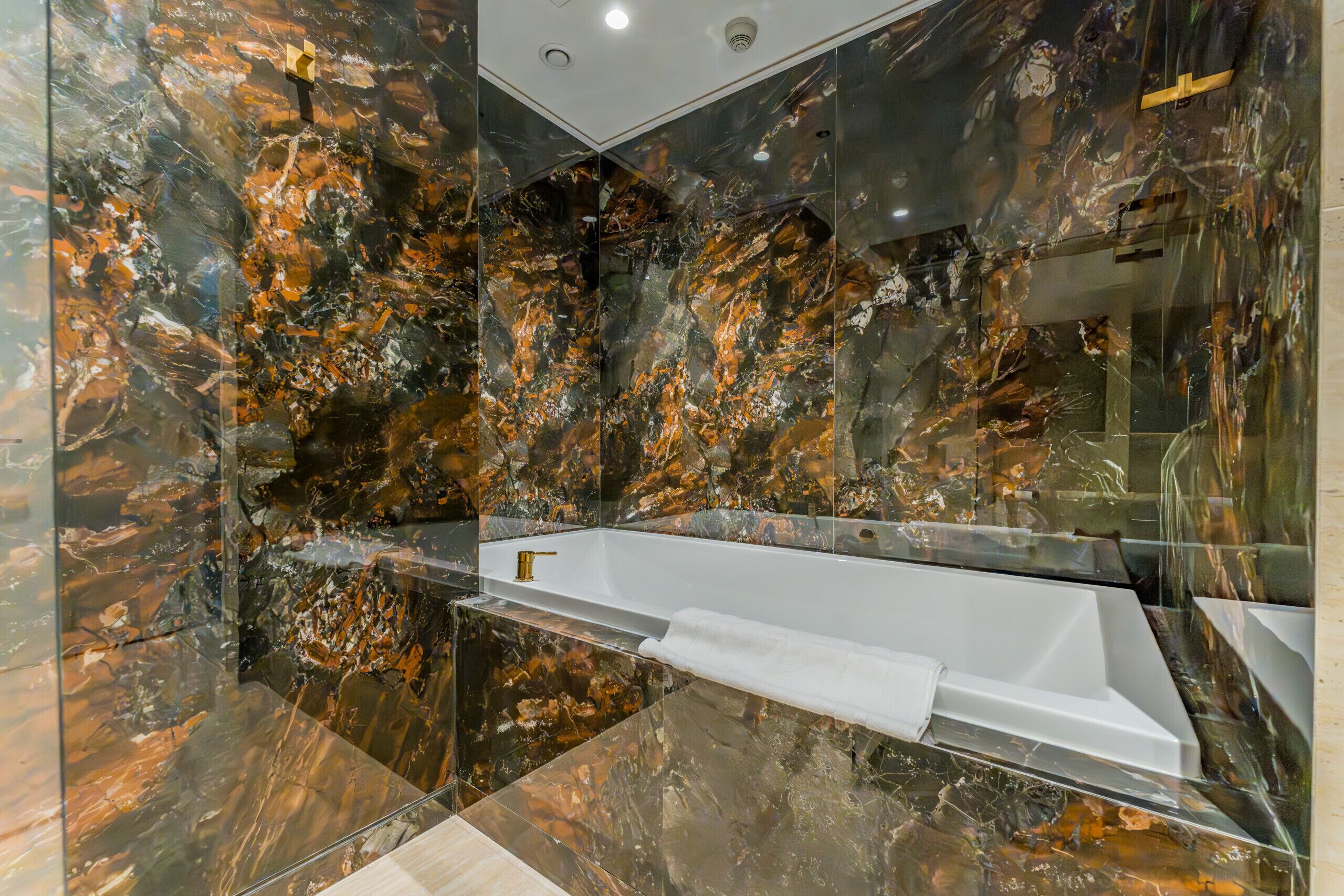 Hårføner, bidé, håndklær og såpe