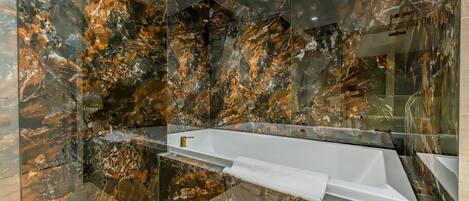 Hårføner, bidé, håndklær og såpe