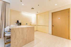 Fridge, microwave, stovetop, coffee/tea maker - Summer at Creek Beach Building 3 902 by Deluxe Holiday Homes (Dubai)