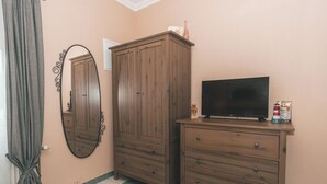 A bedroom with a wardrobe, a TV, and a mirror. - Villa Chiara Opatija Apartment Rustica (Ičići)