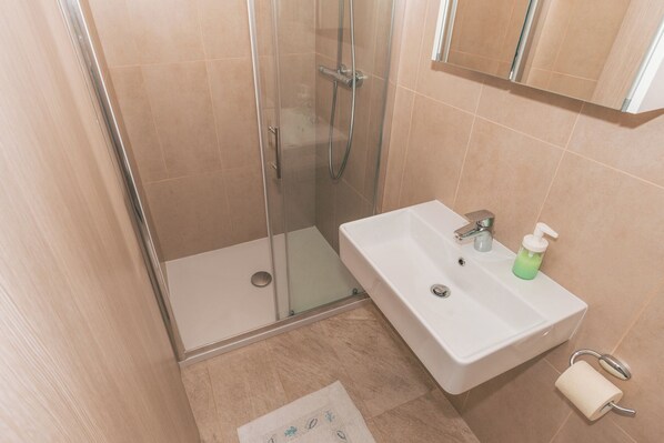 Een douche, een haardroger, handdoeken, zeep