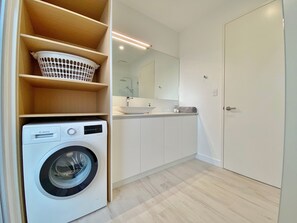 Shower, towels - Kalbarri Visions Apartment, Kalbarri, WA (Kalbarri)