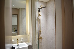 Shower, hair dryer, bidet, towels - Binghatti Dusk Studio - Gym &Pool (Dubai)