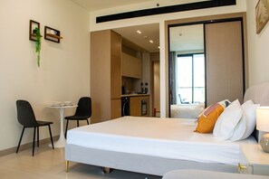 Iron/ironing board, WiFi, bed sheets - Binghatti Dusk Studio - Gym &Pool (Dubai)
