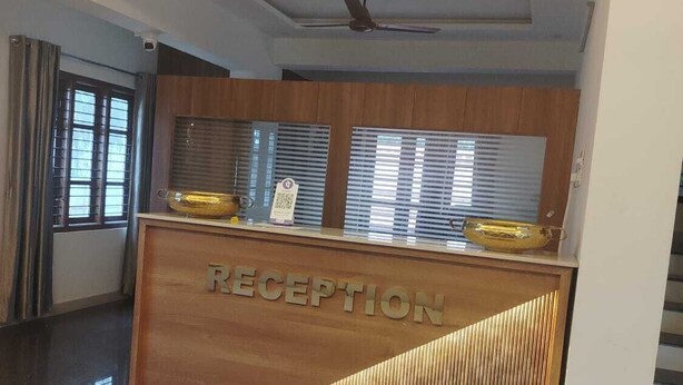 Un mostrador de recepción con detalles de madera y un letrero que dice "RECEPTION".
