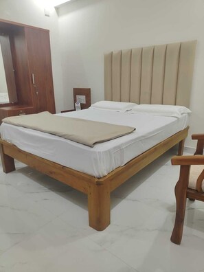 Deluxe Double Room | Free WiFi - HOTEL SOHAN BOARDING AND LODGING (Perdoor)