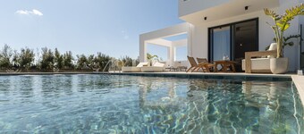 Geo`s Luxury Villa : Private Pool - By the beach