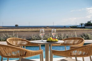 Outdoor dining - Geo`s Luxury Villa : Private Pool - By the beach (Kardamena)