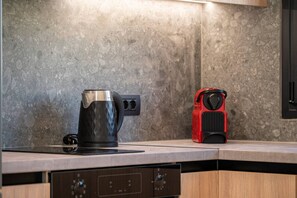 Réfrigérateur, four, cafetière/bouilloire