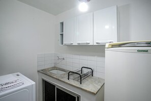Private kitchen - Copa Mar Residential - 200 meters from the beach (Rio de Janeiro)