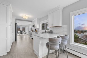 Frigorífic, microones, rentaplats i cafetera i tetera 