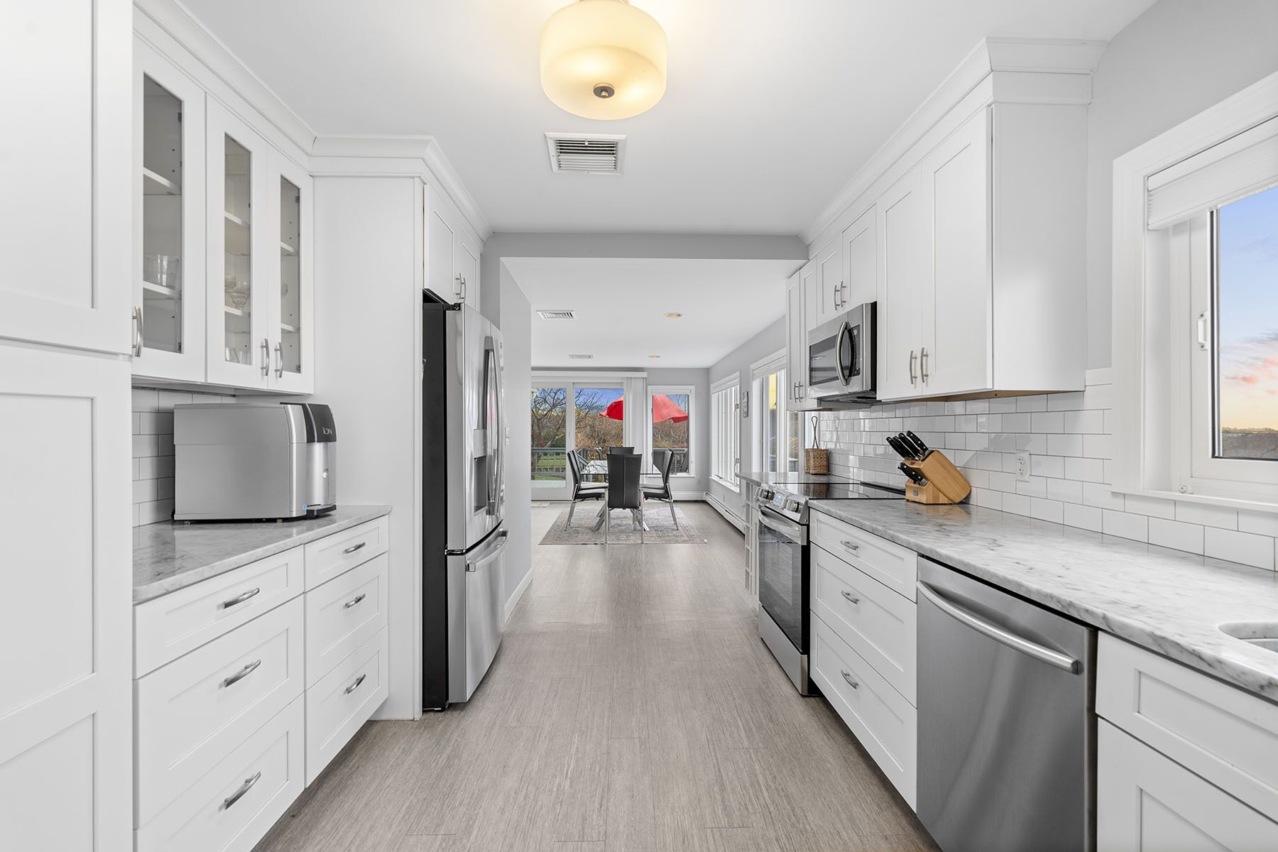 冷蔵庫、電子レンジ、食器洗い機、コーヒー / ティーメーカー