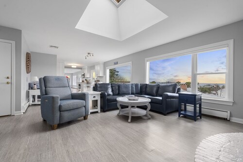 Gull's Nest - Ocean Views from the Living Room